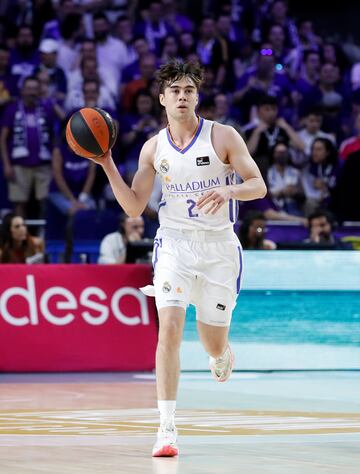 Juan Núñez era una de las perlas de la cantera blanca, pero el base madrileño plantó al Real Madrid en 2022 y se marchó a Alemania (Ratiopharm Ulm) en busca de minutos y más protagonismo. Tras dos temporadas en la Bundesliga, donde logró el título liguero, decidió regresar al baloncesto español, aunque su destino no fue Madrid, sino Barcelona. El base firmó en el verano de 2024 con el equipo azulgrana por tres temporadas (hasta junio de 2027), convirtiéndose en el último canterano blanco que aterrizaba a la Ciudad Condal tras Willy Hernangómez y Nikola Mirotic.