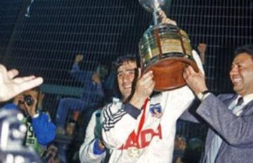 Su carrera partió en la UC como puntero derecho. Luego actuó de lateral y se consagró campeón de la Copa Libertadores como volante creativo, en Colo Colo.