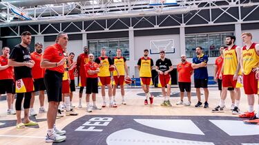 Sergio Scariolo da indicaciones a los jugadores de la Selección durante un entrenamiento.