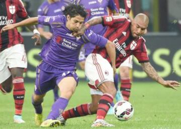 Nigel De Jong le roba un balón a Fernández.