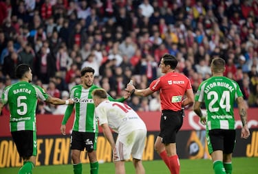 Parada del partido por lanzamiento de objetos.