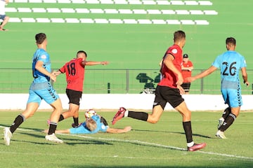 Siddiki pugna por un balón en un partido de este verano ante el Antequera.