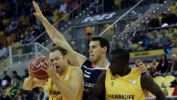 Brad Newley y Sitapha Savané ante Darko Planinic.