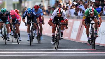 Fernando Gaviria bate a Elia Viviani y Caleb Ewan en el sprint de Abu Dhabi en la segunda etapa del UAE Tour.