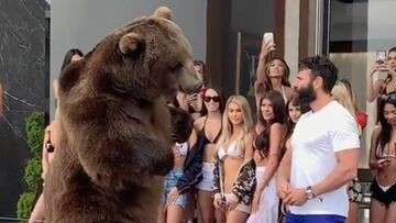 Dan Bilzerian, criticado tras su &uacute;ltima excentricidad: dar de comer a un oso.