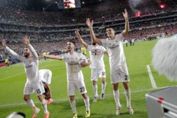 Los jugadores del Real Madrid celebran su victoria en la final de la Liga de Campeones disputada esta noche frente al Atlético de Madrid en el estadio Da Luz.