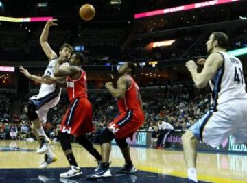 El español Marc Gasol de los Grizzlies hace un pase ante Kosta Koufos en contra de la defensa de Trevor Booker y Kevin Seraphin de los Wizards.