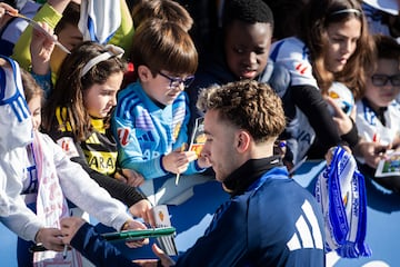 Marc Aguado firma un autgrafo.