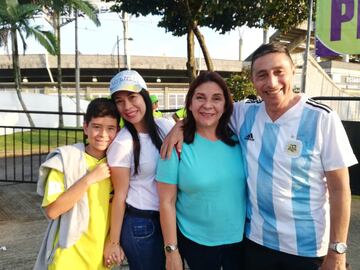 Los aficionados acuden al estadio Hernán Ramírez Villegas para el partido de Colombia frente a Venezuela por la cuarta fecha del Torneo Preolímpico.