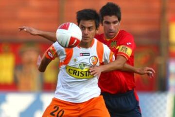 En el 2011, Espinosa probó suerte en Cobresal. Sus mejores momentos los ha vivido en Barnechea y Huachipato.