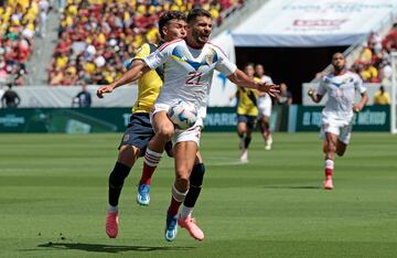 Santa Clara (United States), 22/06/2024.- Venezuela's defender Alexander Gonzalez (R) in action against Ecuador's midfielder Jeremy Sarmiento during a CONMEBOL Copa America group B match in Santa Clara, California, USA, 22 June 2024. EFE/EPA/JOHN G. MABANGLO
