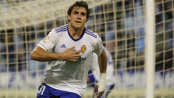 Iván Azón celebra su gol en el último segundo del partido.
