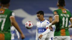 Futbol, Universidad Catolica vs Cobresal.
 Novena fecha Campeonato nacional 2021.
 El jugador de Universidad Catolica Felipe Gutierrez, juega el bal&Atilde;&sup3;n contra Cobresal durante el partido por realizado en el estadio San Carlos de Apoquindo.
 Sa