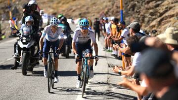 Enric Mas avanza en pleno ataque en Sierra Nevada junto a Miguel Ángel López, durante la etapa reina de La Vuelta 2022.