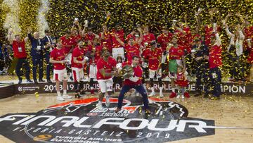 El CSKA celebra la Euroliga conquistada en mayo en Vitoria.