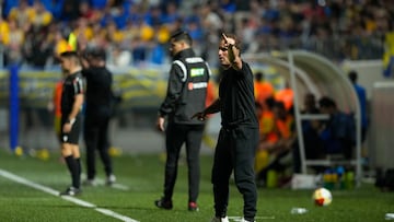L´Hospitalet de Llobregat (Barcelona), 29/10/2025.- El técnico del Mallorca, Jagoba Arrasate, durante el encuentro correspondiente a la primera ronda de la Copa del Rey que disputan hoy miércoles frente al Atlétic Sant Just en el estadio Municipal de L´Hospitalet. EFE / Alejandro García.
