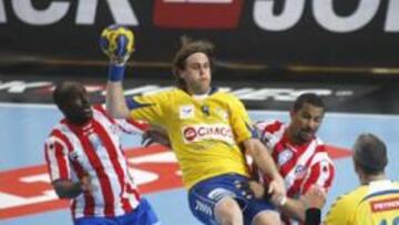 <b>CONTUNDENTE. </b>El francés Dinart defiende a Bombac.