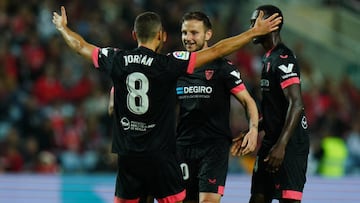 Rakitic celebra su gol con Jordán.