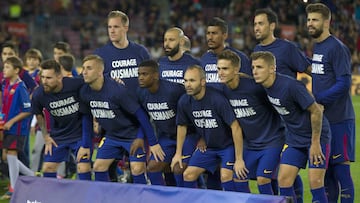 El Bar&ccedil;a, formando con la camiseta de apoyo a Dembel&eacute;. 