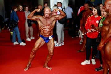 Un competidor posa entre bastidores durante el evento de culturismo Arnold Classic Europe en Las Rozas.