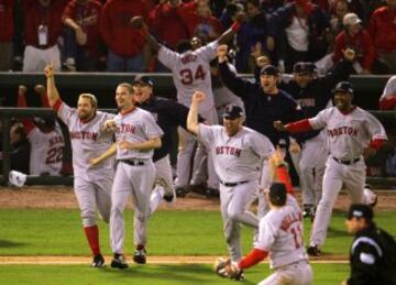 Franquicia de la División Este de la Liga Americana, los Medias Rojas fueron creados en 1893 en Ohio y se mudaron a Boston en 1900. Juegan en el mítico Fenway Park desde 1912, donde han conquistado 7 de sus 8 Series Mundiales ganadas, la última en el 2013.