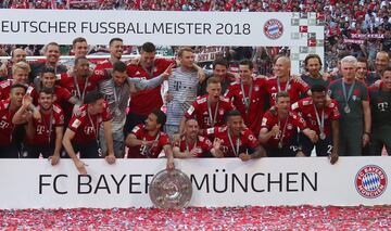 Con trofeo y cerveza en mano Bayern y James celebran el título