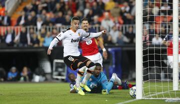 2-1. Rodrigo Moreno observa como entra el balón en la portería tras desviar Adama Soumaoro el centro de Gayá.