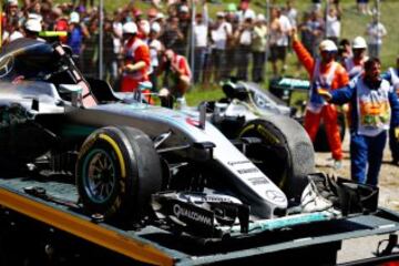 El coche de Hamilton es retirado de la pista tras chocar con Rosberg y tener que abandonar.