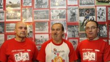 <b>CICERONES. </b>Sergio Puente, en el centro, Jaime Goutayer y José Antonio Insa, en la Peña Los 3 Ases.