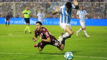 AME2335. TUCUM&Aacute;N (ARGENTINA), 07/03/2020.- Ignacio Fernandez (i) de River Plate disputa el bal&oacute;n con Guillermo Ortiz de Tucum&aacute;n durante el partido por la Superliga Argentina entre Atl&eacute;tico Tucum&aacute;n y River Plate este s&aa