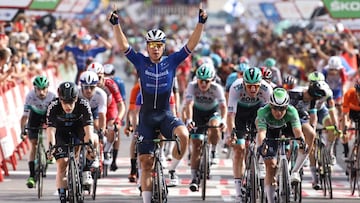 Team Deceuninck&#039;s Dutch rider Fabio Jakobsen celebrates as he wins the 8th stage of the 2021 La Vuelta cycling tour of Spain, a 173.7 km race from Santa Pola to La Manga del Mar Menor, on August 21, 2021. (Photo by JOSE JORDAN / AFP)