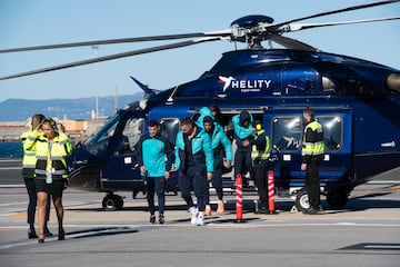 Llegada de los jugadores del Barcelona en helicóptero a Ceuta