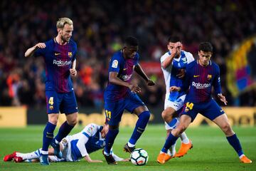 Ousmane Dembele entre Ivan Rakitic, Philippe Coutinho y Gabriel Pirés.