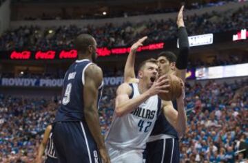 David Lee con el balón. 