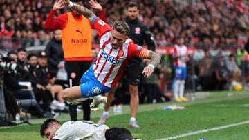 Girona's Spanish midfielder #14 Aleix Garcia (TOP) vies with Valencia's Spanish forward #9 Hugo Duro during the Spanish league football match between Girona FC and Valencia CF at the Montilivi stadium in Girona on December 1, 2023. (Photo by LLUIS GENE / AFP)