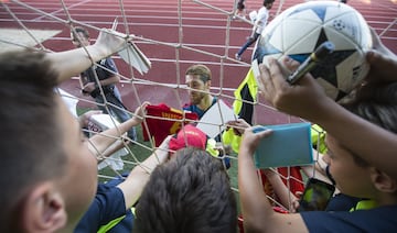 Sergio Ramos firmando autógrafos.