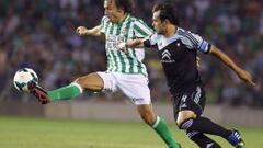 Borja Oubi&ntilde;a, Celta de Vigo, trata de arrebatar el bal&oacute;n a Verd&uacute;, Betis, durante el partido que enfrent&oacute; a ambos equipo en la segunda jornada de Liga.