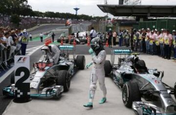 El piloto de Fórmula Uno Nico Rosberg celebrando su victoria en el  Gran Premio de Brasil 