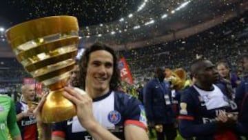 Edison Cavani, con el trofeo.