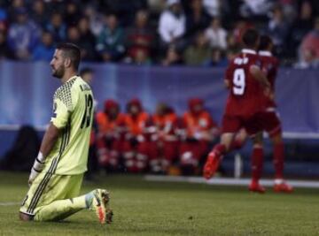 El portero del Real Madrid Kiko Casilla se lamenta mientras los jugadores del Sevilla FC celebran el gol del empate, obra del centrocampista Franco Vázquez.