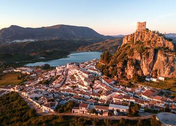 Situado al nordeste de la provincia, casi todo su término municipal está incluido en el Parque Natural de la Sierra de Grazalema. En el año 1983 será nombrada Conjunto Histórico Artí­stico.