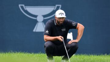 OLYMPIA FIELDS, ILLINOIS - AUGUST 19: Jon Rahm of Spain lines up a putt on the ninth green during the third round of the BMW Championship at Olympia Fields Country Club on August 19, 2023 in Olympia Fields, Illinois.   Michael Reaves/Getty Images/AFP (Photo by Michael Reaves / GETTY IMAGES NORTH AMERICA / Getty Images via AFP)