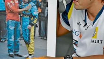 <b>2005. </b>Schumacher felicitó a Alonso por su primer título.