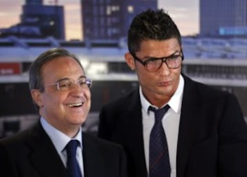 Real Madrid's Cristiano Ronaldo (R) poses beside club president Florentino Perez after a ceremony at Santiago Bernabeu stadium.