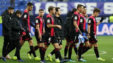 Los jugadores del Reus abandonan La Rosaleda tras vencer al M&aacute;laga.