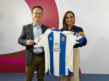 Mao Ye Wu, CEO del Espanyol, junto a Mara Lezama, gobernadora de Quintana Roo, en agosto de 2023.