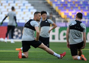 El Liverpool entrena en el Olímpico de Kiev