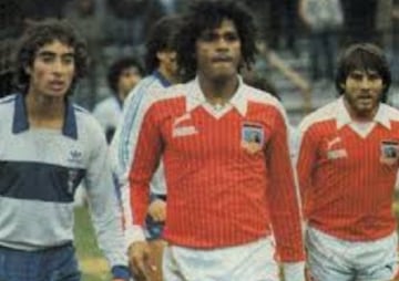 Llegó en 1979 a Colo Colo (desde Internacional), donde se transformó en ídolo. Luego jugó en la U (1989) y en diversos equipos del país.

