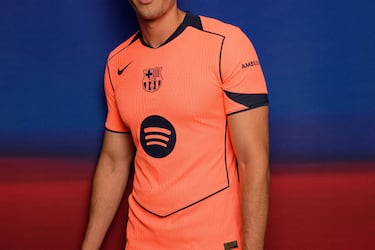 El Barcelona presenta su tercera equipación: vuelve el naranja