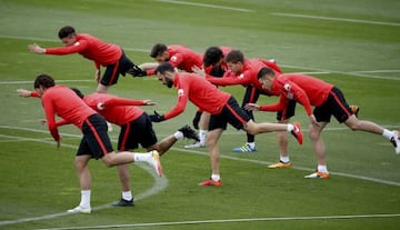 GRA044 MAJADAHONDA (MADRID), 07/05/2016.- Los jugadores del Atlético de Madrid, durante el entrenamiento del equipo hoy en el Cerro del Espino (Majadahonda) de cara al partido que mañana, domingo, frente al Levante en el estadio Ciudad de Valencia. EFE/Ba